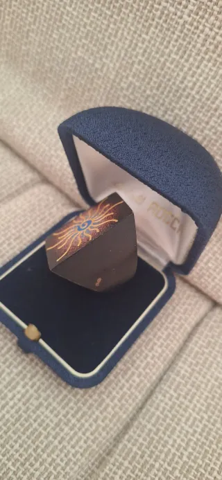 Anello in legno con sole decorato