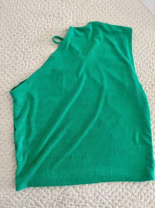 Top asimétrico Stradivarius verde