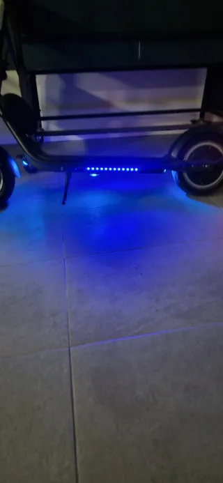 Patinete eléctrico con luces LED