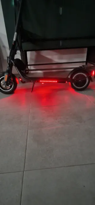 Patinete eléctrico con luces LED