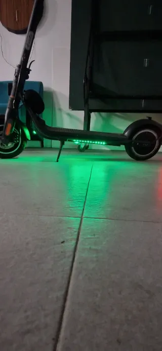Patinete eléctrico con luces LED