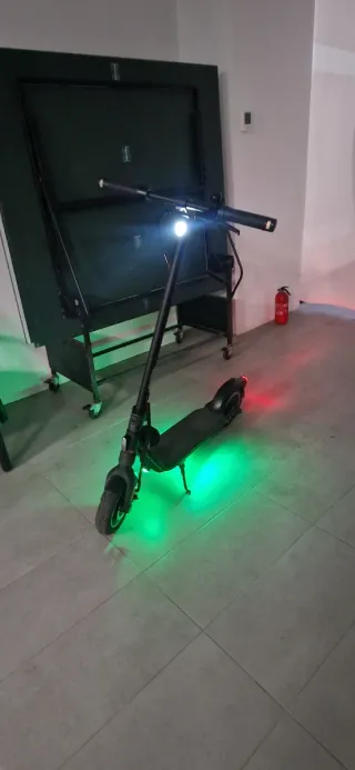 Patinete eléctrico con luces LED
