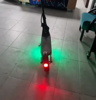 Patinete eléctrico con luces LED