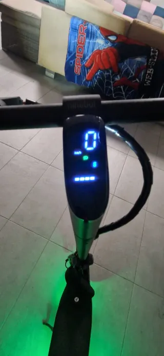 Patinete eléctrico con luces LED