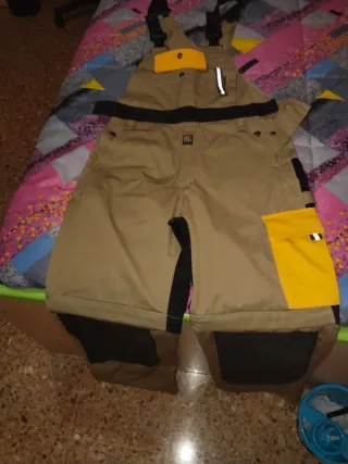 Peto de trabajo beige y amarillo