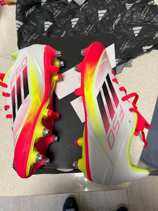 Botas de fútbol Adidas F50 Rojas y Blancas