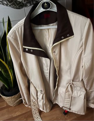 Gabardina corta beige con cuello marrón