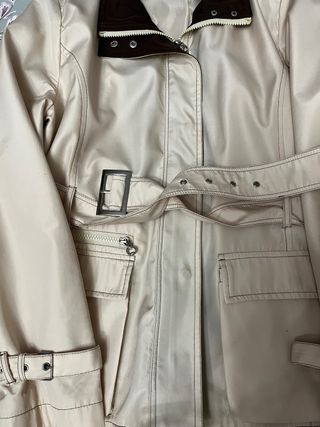 Gabardina corta beige con cuello marrón