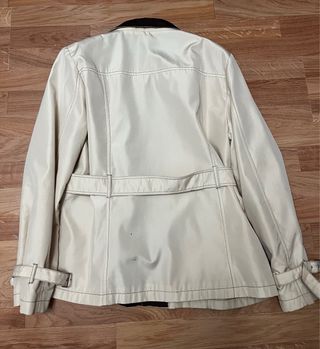 Gabardina corta beige con cuello marrón