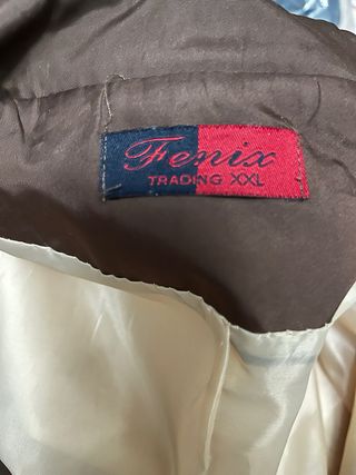 Gabardina corta beige con cuello marrón