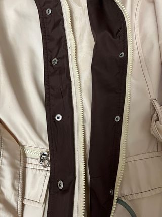 Gabardina corta beige con cuello marrón