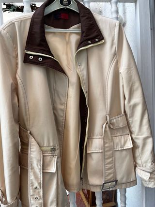 Gabardina corta beige con cuello marrón