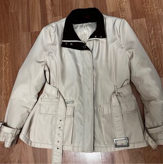 Gabardina corta beige con cuello marrón