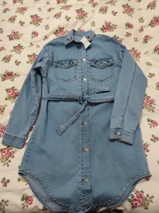 Vestido vaquero con tachuelas