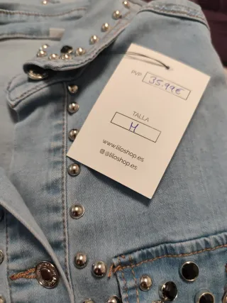 Vestido vaquero con tachuelas