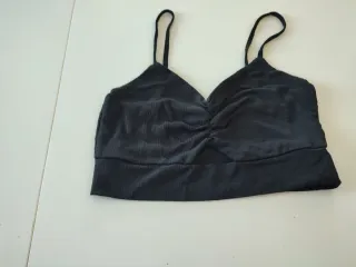 Top negro con escote fruncido