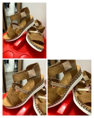 Sandalias con suela marrones.