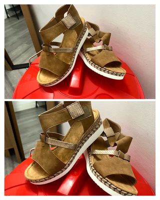 Sandalias con suela marrones.