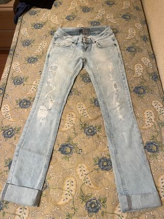 Pantalón vaquero pitillo desgastado claro