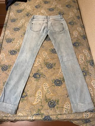 Pantalón vaquero pitillo desgastado claro