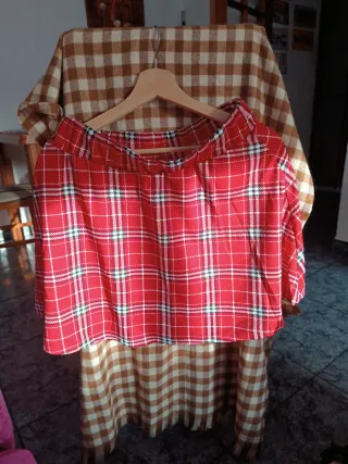 Falda a cuadros roja y marrón
