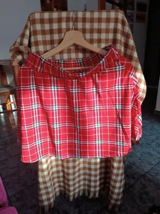 Falda a cuadros roja y marrón
