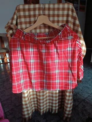 Falda a cuadros roja y marrón