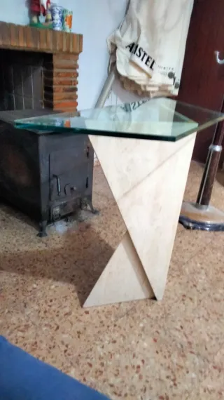 Tavolo da salotto con base in marmo e vetro