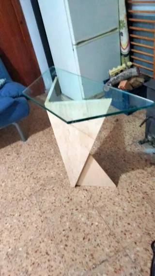 Tavolo da salotto con base in marmo e vetro