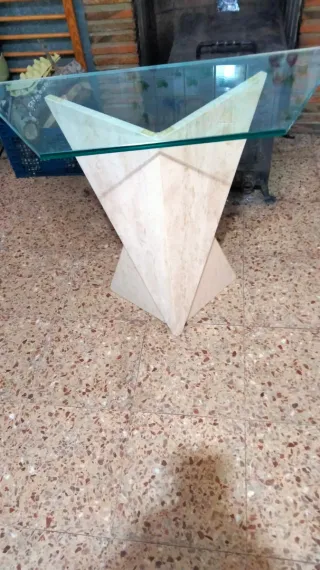 Tavolo da salotto con base in marmo e vetro