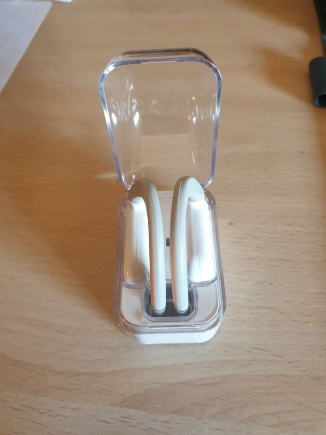 Auriculares inalámbricos blancos con estuche