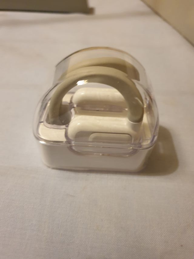 Auriculares inalámbricos blancos con estuche