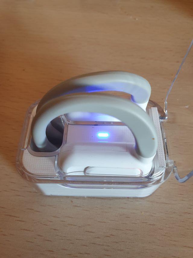 Auriculares inalámbricos blancos con estuche