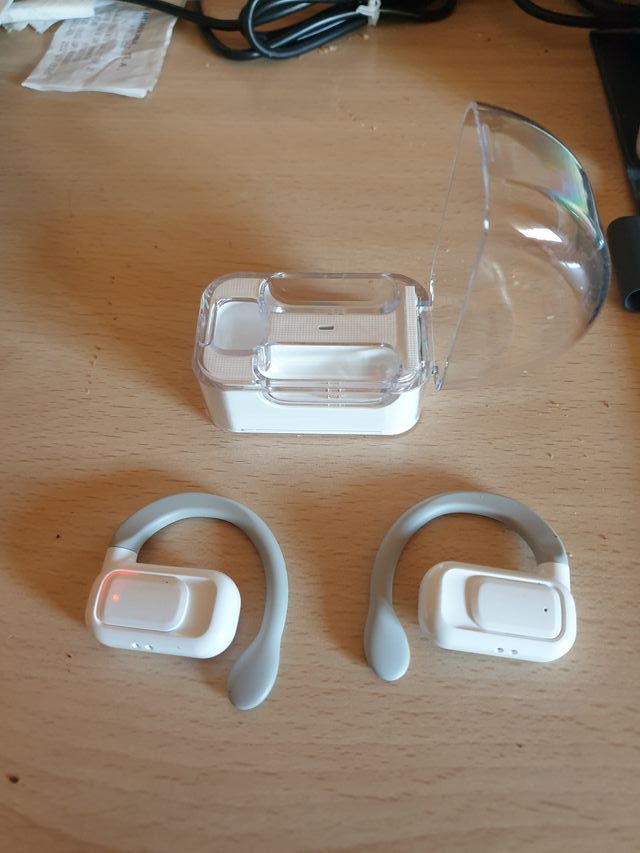 Auriculares inalámbricos blancos con estuche