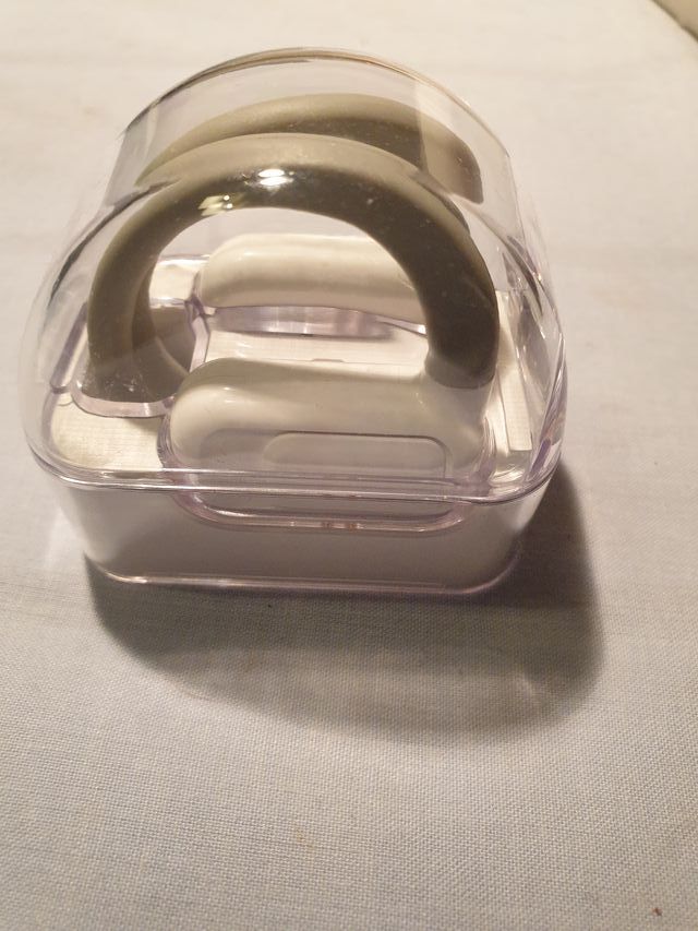 Auriculares inalámbricos blancos con estuche