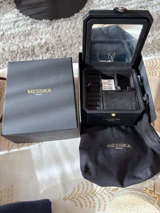 Neceser Chanel, Dior y joyero Messika