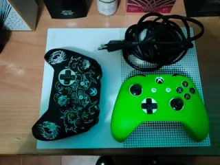 Xbox One S 1TB + 2 Mandos