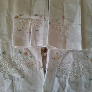 Asciugamani e bidè ricamati in lino