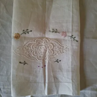 Asciugamani e bidè ricamati in lino