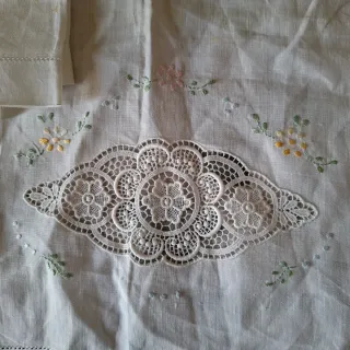 Asciugamani e bidè ricamati in lino