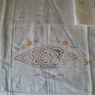 Asciugamani e bidè ricamati in lino