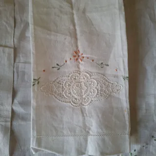 Asciugamani e bidè ricamati in lino