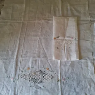 Asciugamani e bidè ricamati in lino
