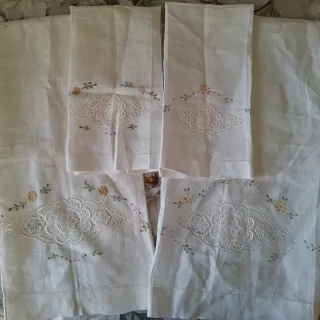Asciugamani e bidè ricamati in lino