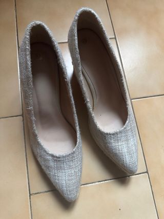 Zapatos de tacón beige y grises talla 40