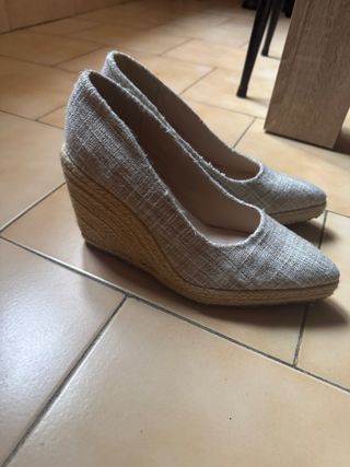 Zapatos de tacón beige y grises talla 40