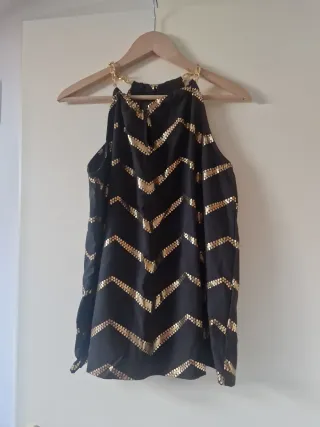 Blusa negra con cadena dorada