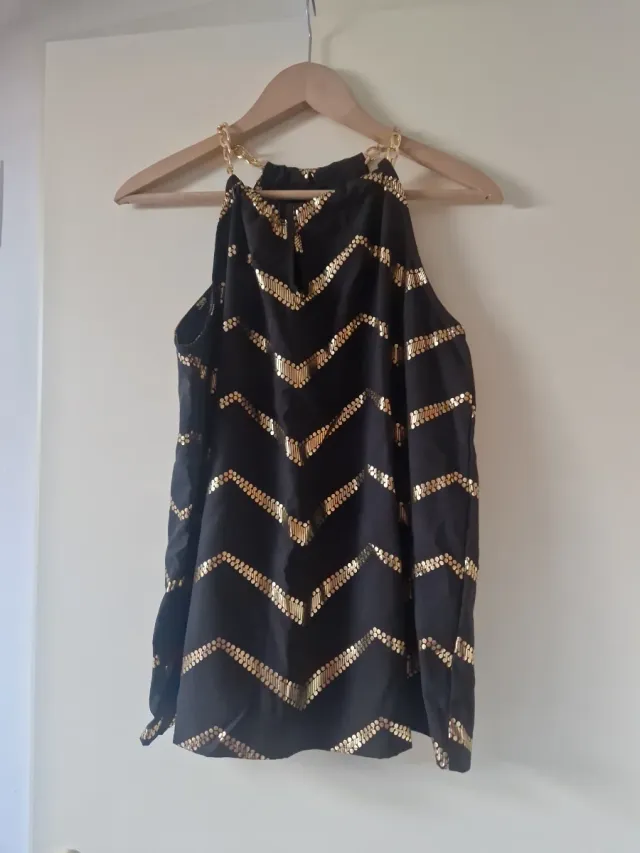 Blusa negra con cadena dorada