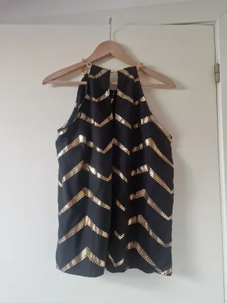 Blusa negra con cadena dorada