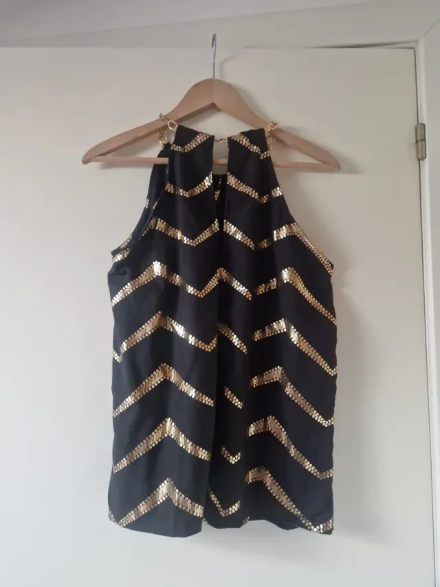 Blusa negra con cadena dorada